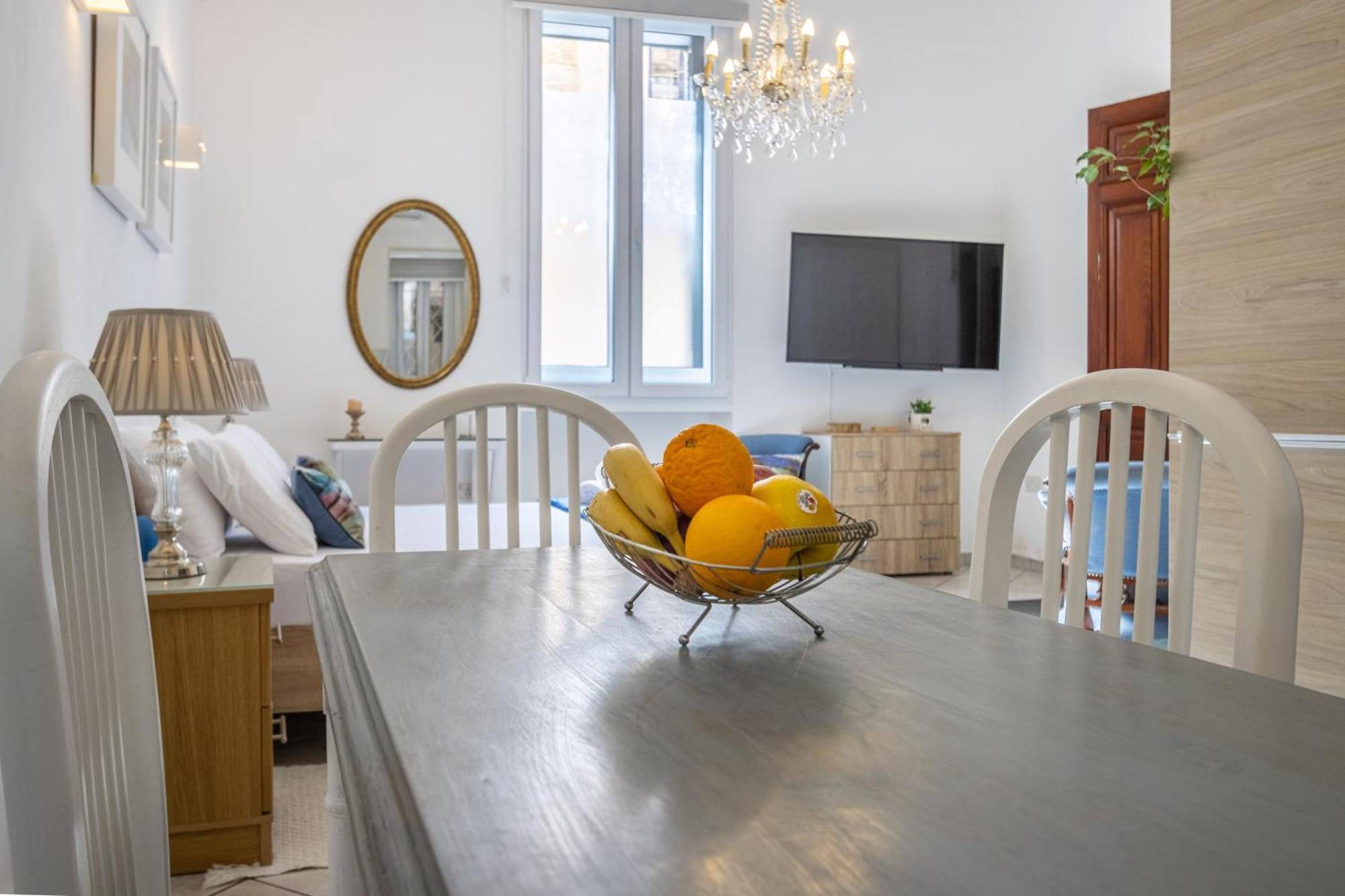 Cozy Carisma Lodging - Central, New And Independent Studio Apartment Слима Екстериор снимка