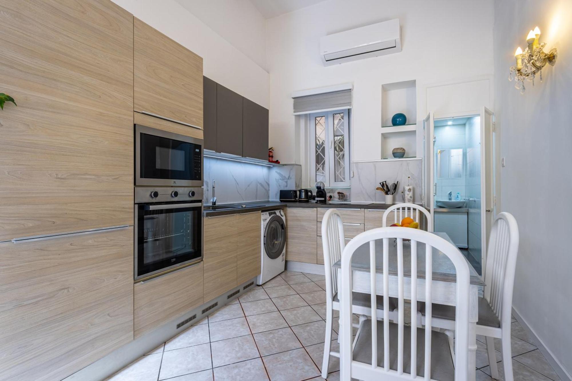 Cozy Carisma Lodging - Central, New And Independent Studio Apartment Слима Екстериор снимка