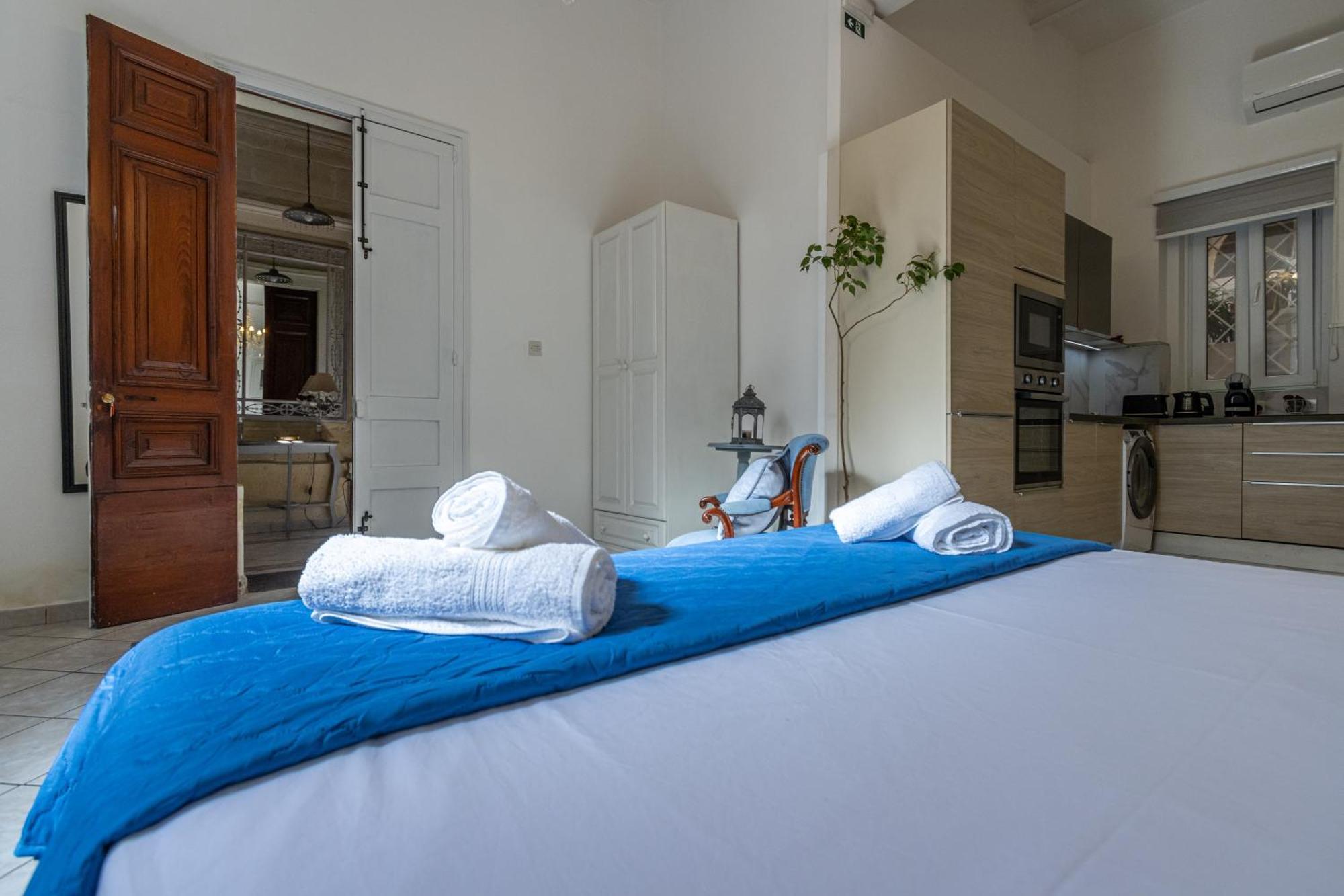 Cozy Carisma Lodging - Central, New And Independent Studio Apartment Слима Екстериор снимка